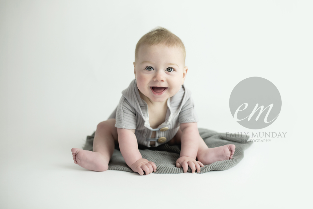 emily munday monday photos photography photographer plymouth devon cornwall newborn studio posed little sitter session