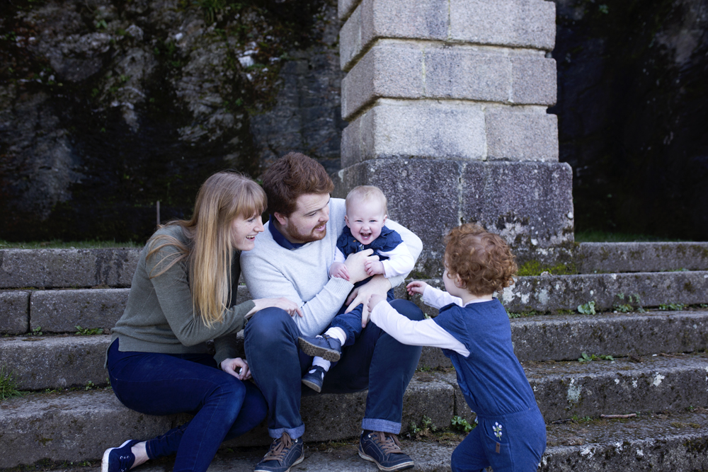 emily munday photos photography monday david munday plymouth devon cornwall family photos studio session cuddles love young toddlers matching navy blue daddy mummy