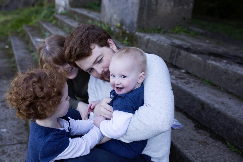 emily munday photos photography monday david munday plymouth devon cornwall family photos studio session cuddles love young toddlers matching navy blue daddy mummy